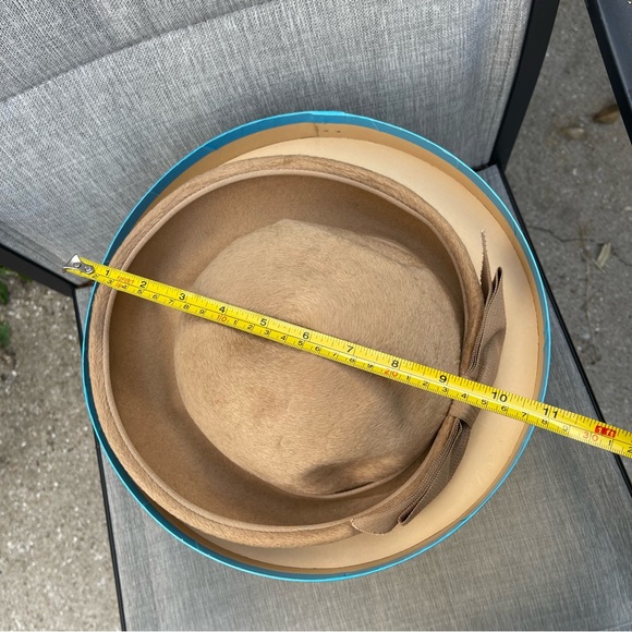 Vintage 1960s Ladies Tan Fur Felt Hat with Back Bow and Hat Box - Picture 13 of 17